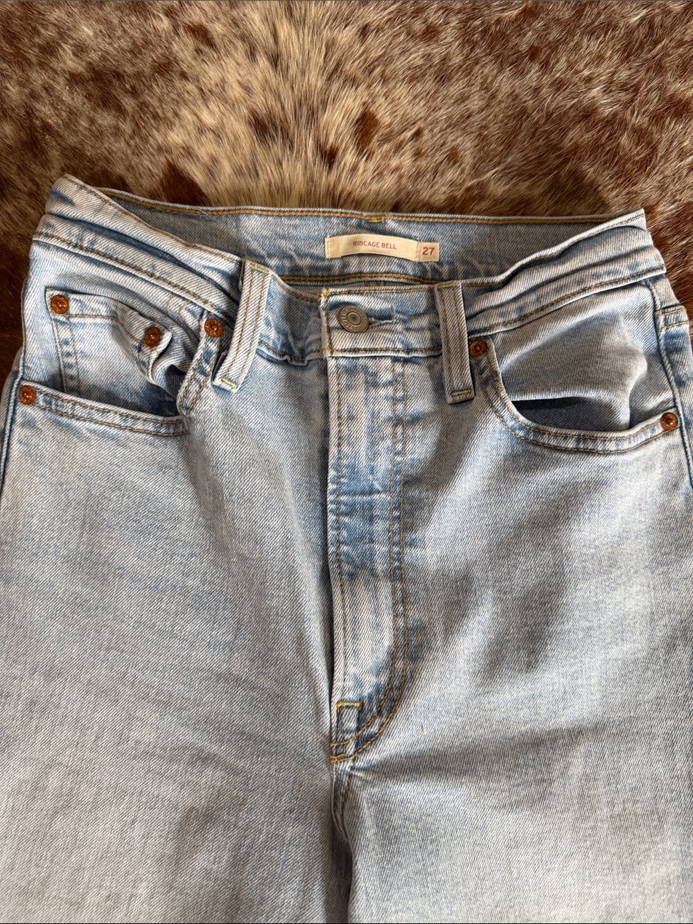 Levi's Women's Light Blue High-Rise Jeans with Signature Back Pockets - Picture 6 of 6
